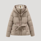Alva | Elegant pufferjacka med huva och markerad midja