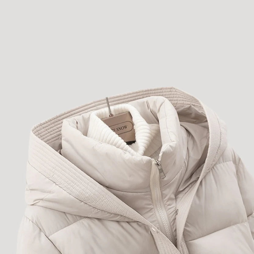 Alva | Elegant pufferjacka med huva och markerad midja
