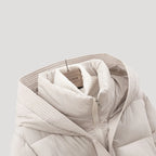 Alva | Elegant pufferjacka med huva och markerad midja