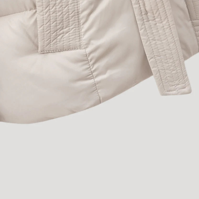 Alva | Elegant pufferjacka med huva och markerad midja